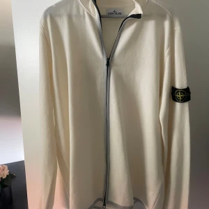 Stone island tröja vit! - Tröjan är köpt i Innsbruck Österrike i vintras! Tröjan är använd ca 2-3 gånger! Nypris 450 euro (ca 5000kr) 