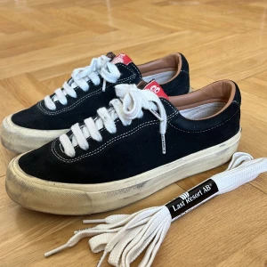 Last Resort skor - Hej! Säljer ett par skor I bra begagnat skick. Några små repor och slitage.  Nypris 899kr  (Mitt pris 225kr) 