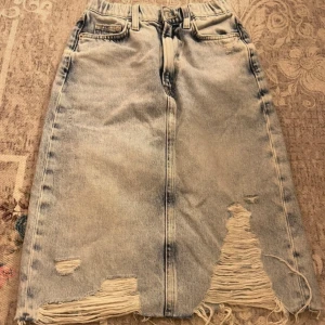 Jeanskjol  - Aldrig använd jättefin jeanskjol. 