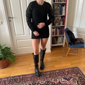 Paljett tjocktröja/klänning  - Sweatshirt, eller klänning beroende på hur lång man är, med paljett-ärmar. Passar toppen till fest som tjocktröja eller bara för att piffa upp vardagsoutfiten! 💗 Jag är 165cm - så är du kortare än mig så passar den även som klänning! 🥰