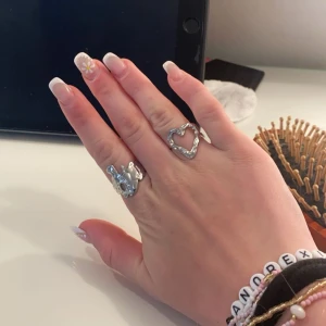 Två jättefina silver ringar!🩶PRIS KAN DISKUTERAS  - Intressekoll på två jättefina silver ringar! Rostfritt stål, justerbara. 55kr/styck elr 100 för båda!  Nya men har valt att byta till guld!  Har även mycket mer silver smycken som jag skulle kunna tänka mig att sälja så kom privat för bilder och pris