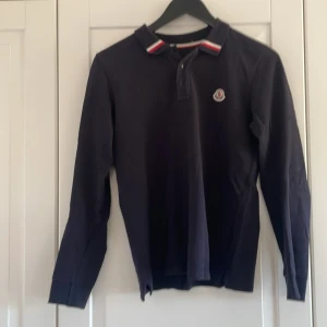 Moncler tröja  - Säljer min fina moncler tröja för att den har blivit för liten sick är 8/10 lappen i nacken är bort klippt för den skav trodde inte att jag skulle sälja den så klippte av den men det är därav det låga priset 