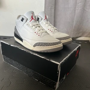 Jordan 3 white cement - Jordan 3 white cement i riktigt bra skick som är köpta från SNKRS appen. Dom har bara stått länge så det är bara att höra av sig vid behov av fler bilder, digitalt kvitto finns.