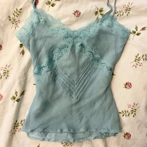 Blå somrig spets linne  - Tröjan är ifrån ”warehouse” och är väldigt tun och skön att ha på varma dagar. Har använt 1 gång men tycker inte att färgen passar mig. Skriv till mig om ni vill ha nån mer information eller fler foton 💕🫶