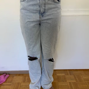 Ljusblåa jeans  - Regular wide jeans från bikbok.  Waist 31 length 32. Det finns även en rosa fläck under en av hålen