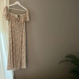 Klänning - En härlig sommarklänning. Bra skick, storlek S. Det är bra kvalite för att vara från shein✨