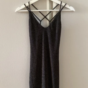 Klänning  - Säljer nu en glittrig klänning . Kommer inte längre till användning, använt den 2 gånger. Öppen rygg och sitter som en smäck. På 3 bilden kan man ser att den har guldigt glitter. Mer info kontakta mig:)