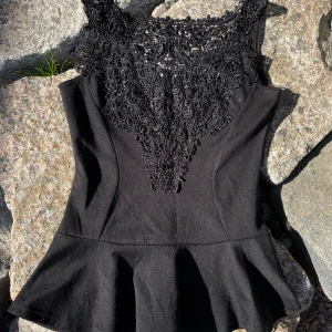 Svart partytopp - Svart partytopp med snygg spets framtill