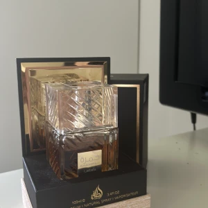 Lattafa khamrah - Väldigt fin vanilj lukt. säljer den pågrund av att jag tröttnat på lukten. Den har runt 75 ml kvar och parfymen är unisex. priset kan diskuteras och tar emot byten.