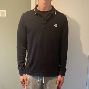 Moncler Pike  - Hej! Säljer nu min skit feta moncler pike då jag inte använder den längre, Såklart äkta. Storleken är m men passar även s. 