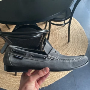 D&G loafers - Ett par riktigt snygga loafers ifrån Dolce & Gabbana i storlek 41,5. Skorna är i mycket fint skick och har använts väldigt sparsamt. Box och kort ingår