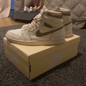 Air Jordan 1 Retro High OG Craft - Dom är i rätt så bra skick har inte använt dom så mycket har några små skador  (Dm:a för fler frågor)