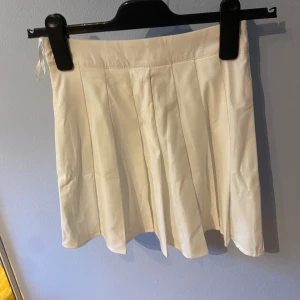 vit kjol - vit tenniskjol, strl s, aldrig använd 