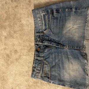 Jeans kjol - Säljer då den e för liten för mig, har ni frågor är det bara att skriva💕