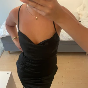 Svart klänning - Superfin svart klänning med lite zebraliknande mönster & öppen rygg. Skriv för fler bilder❤️❤️
