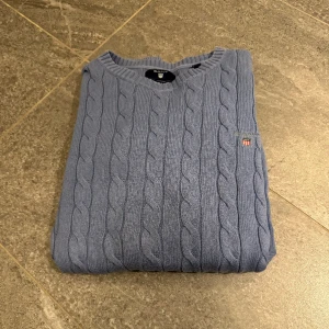 Gant Kabelstickad herr S - Nästan aldrig använd i mycket fint skick. Storlek S herr. Finns i Trelleborg. 