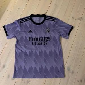 Real Madrid tröja - Real Madrid tröja i väldigt bra skick använd men inte mycket. Köpt i somras. 
