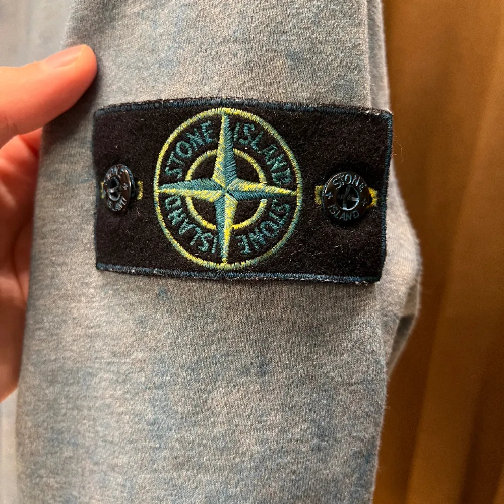 Stone island hoodie i sällsynt färg. Endast använd ett fåtal gånger.  Stone Island Hoodie 62090 Periwinkle Blue. Hoodies.