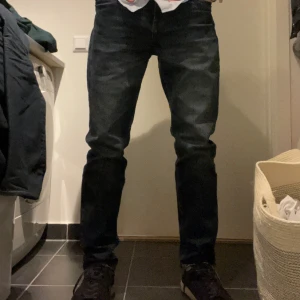 Jeans - Ett par mörka jeans från H&M som inte används så mycket. De är i princip nya, fast handtaget till dragkedjan är av, men den går fortfarande upp, bara en liten defekt. Pga så säljs de väldigt billigt, trots att de är sjukt snygga. Nypris: ca 500 kr.