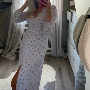 Klänning lik adoore - Maxiklänning från Nelly som är liknande adoore! Använd 1 gång så i mycket bra skick🦋 köpte för 699kr!
