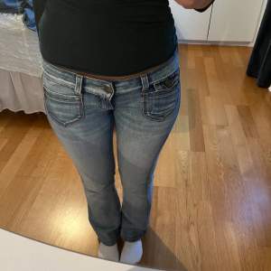 Säljer dessa jeans ifrån only i strl 30/32 då de är lite för korta för mig, jag har vanligtvis strl S eller 27-28/34 i jeans. Alltså små i storleken. Passar någon som är 160-170💓