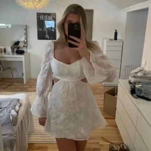 Studentklänning - Säljer min fina studentklänning i storlek M. Endast använd 1 gång på studenten. I samma skicka som jag köpte den och såklart tvättad. Skriv för fler frågor/bilder💗