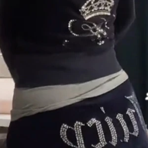 Juicy couture sett  - Säljer nu mitt juicy sett då jag inte har någon användning för de längre. De är i använt men fint skick. Tröjan är i storlek m och byxorna i s. (Pris kan diskuteras)