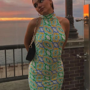 Klänning från Zara - Mönstrad klänning från Zara med halterneck och långa band! Aldrig använd, men köptes 2021. ✨💕