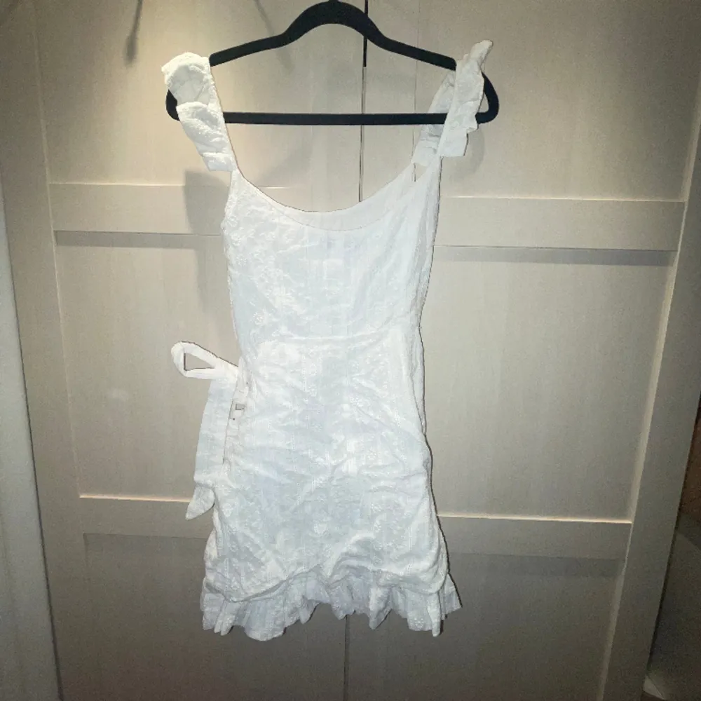 Världens finaste vita klänning från nakd, använd en gång i några timmar. Väldigt bra skick🥺💕. Klänningar.