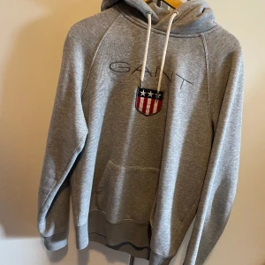 Gant Hoodie  - Grå gant Hoodie, storlek S Nyskick - använd ca 1gång 