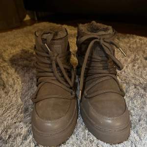 Ett par helt nya oanvända skor från h&m men snörning runt färg brun.storlek 37 