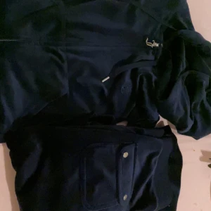 Marinblå juicy couture set - Jag säljer mitt marinblåa juicy couture sett som är i jätte bra skick då jag bara haft settet i 1 vecka. Jag säljer settet pga att det inte kommer till någon användning då jag fick det som present. Pris kan diskuteras🩷🩷🩷