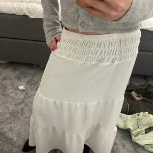 Långkjol - Nu säljer jag denna långskjol jag köpte i sommras på Gina Young, jag köpte den för ca 300kr , perfekt till våren/sommaren!!