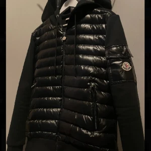 Moncler cardigan - Moncler cardigan storlek, använt 3 gånger. Frakt till kommer. 📦 