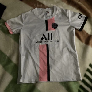 💯✨MESSI T-SHIRT PSG VIT✨💯 - Jätte fin t-shirt skön och fin har inte använt den många gånger men den är jätte snygg 😻 