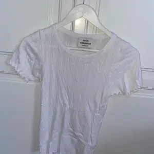Söt t shirt med spetsliknande mönster + väldigt skön! Säljer för det var fel strl:/