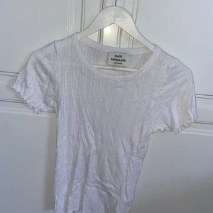 T shirt - Söt t shirt med spetsliknande mönster + väldigt skön! Säljer för det var fel strl:/