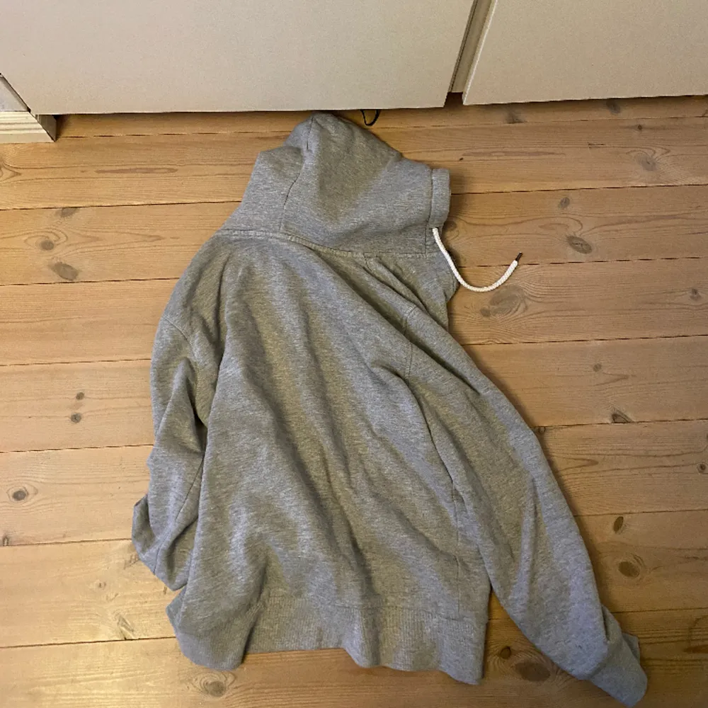 Fet Lacoste hoodie ja köpte i somras de låga priset e för att ja använt den rätt mycke. Hoodies.