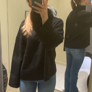 Svart stickad tröja - Svart stickad tröja från bikbok, storlek xs, 200kr, jag är 164cm för referens