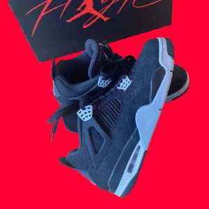 Jordan 4 - Hej! Säljer mina gamla Jordan 4 black canvas i storlek 44 som kommer med box och kvitto, använda 2 gånger annars helt nya inga skador! För fler fråger är det bara att skriva!