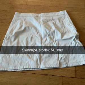 Vit skinnkjol - Endast testad, köpare står för frakt annars kan jag mötas i Västerås.