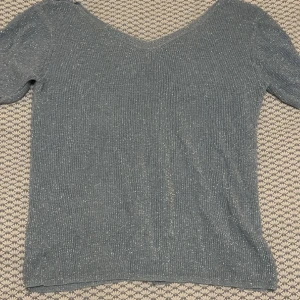 Jättefin blå glittrig t-shirt - Säljer en jätte fin blå glittrig t-shirt som e helt oanvänd❤️