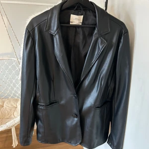 Skinnjacka - Säljer min skinnjacka som bara kommit till användning fåtal gånger<3