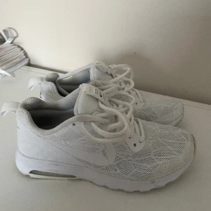 Träningsskor/sneakers - Träningsskor från Nike i väldigt fint skick. Använda fåtal gånger. Strl 35,5