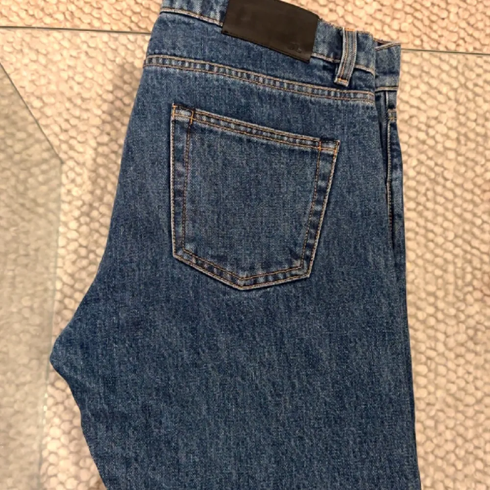 Storlek: 30/30 Skick: 9/10 - knappt använda  Nypris: 1399kr  Säljer dessa J Lindeberg jeans i en riktigt fin blå tvätt. Perfekt inför våren! Modellen är ganska rak.   . Jeans & Byxor.