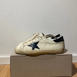Golden Goose Super-Star - Säljer nu dessa stilrena och minimalistiska golden goose som jag köpte i början av December. Skorna är i bra skick och har mycket kvar att ge, jag har box, kvitto, dustbags etc. Priset är 3.300kr! Vid eventuella frågor skicka ett meddelande! 