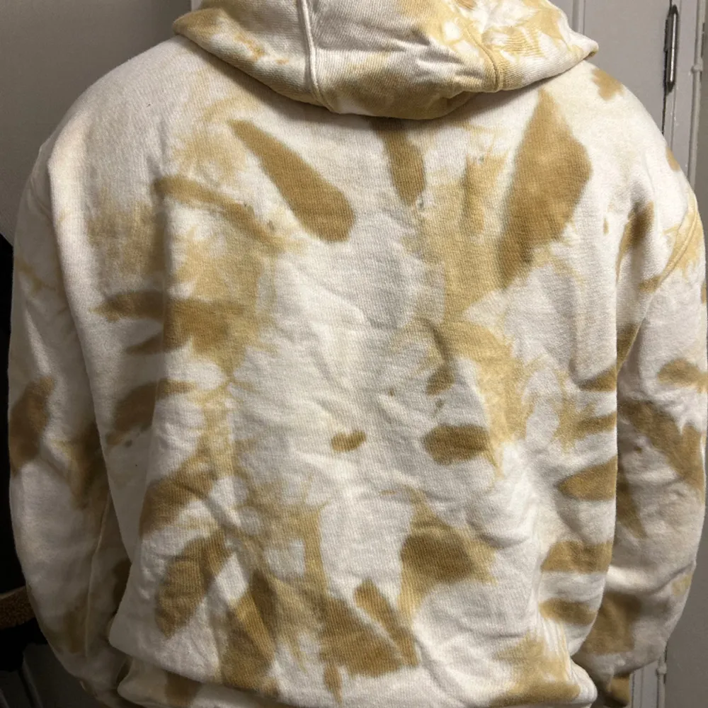 Vans hoodie i beige/gult tie dye mönster. Endast provad för bilden. Ordinarie pris: 400kr. Hoodies.