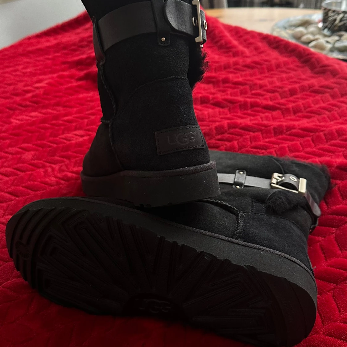 Svarta UGG med spännen