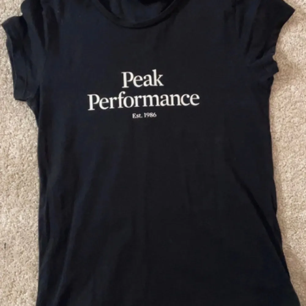 En tröja från peak performance knappt använd då den var förliten för mig 💕. T-shirts.
