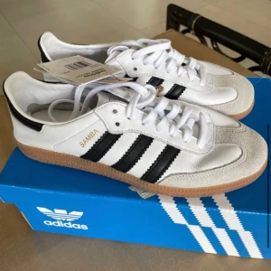 Samba Decon - Sprillans nya Samba Decons. Slutsåld storlek. Fick i julklapp med passade tyvärr inte. Supersnygga och stilrena❤️❤️ Låda följer med!